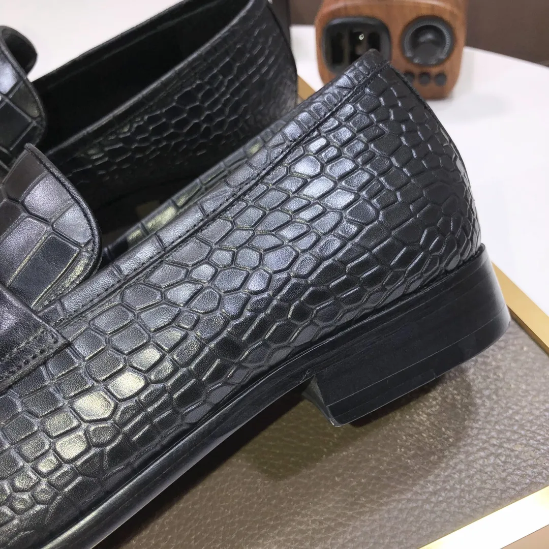 Men's shoes💰500💰Italy's top luxury men's shoe giant (GUCCI) (Gucci) (full cowhide lining) new arrival🍃Original European style🔰 Pleasant to the eye😍In order to make the shoes more durable and non-deformable🌀The production continues to follow traditional methods but there is still no lack of innovation💪Choose original sheepskin for the leather♻️ Smooth and natural And extra bright ⭐Made of imported cowhide, the first choice of rich people 38-45 (45 customized)